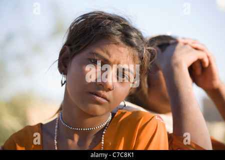 Un enfant dans un grand désert de Thar, Jaisalmer, Rajasthan, India Banque D'Images