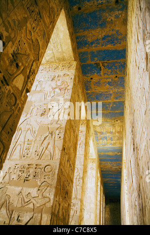 Salle hypostyle à Médinet Habou, le temple funéraire de Ramsès III sur la rive ouest du Nil à Louxor, Egypte Banque D'Images