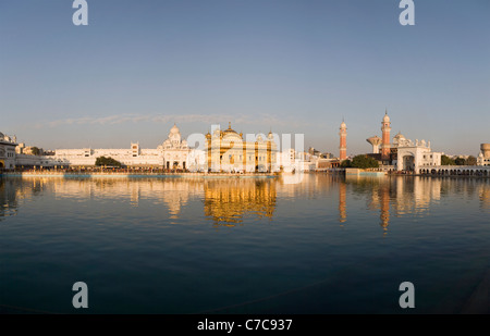 Vue panoramique sur le coucher du soleil au Temple d'or sikh de la ville d'Amritsar, Inde dans l'État du Punjab Banque D'Images