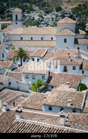 Toits de maisons dans un petit village espagnol, dans la Sierra de Cadix, en Andalousie, dans le sud de l'Espagne Banque D'Images