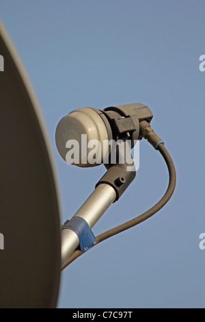 Récepteur de signal de l'antenne parabolique d'un poste de télévision sur une terrasse de l'immeuble, Pune, Maharashtra, Inde Banque D'Images