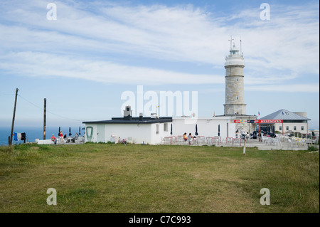 Certaines personnes ont un verre dans un restaurant à côté du phare de Cabo Mayor de Santander dans la côte cantabrique Banque D'Images