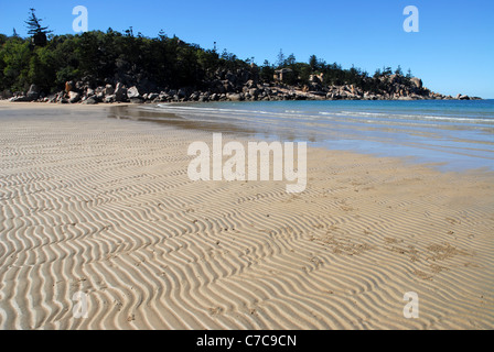 Plage à marée basse avec du sable ondulations, florence bay, Magnetic island, Queensland, Australie Banque D'Images
