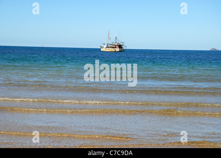 Bateau de pêche mouillant au large d'une barrière de corail, florence bay, Magnetic island, Queensland, Australie Banque D'Images