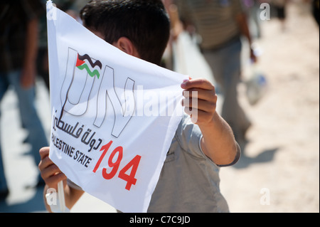 Les manifestants portent des banderoles soutenant la création d'un État palestinien au cours d'une manifestation à Al-Walaja, Cisjordanie. Banque D'Images