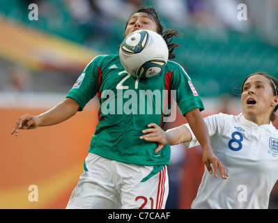 Stephany maire de Mexico (21) apporte la balle vers le bas contre le Fara Williams de l'Angleterre (8) lors d'un 2011 Women's World Cup Match. Banque D'Images