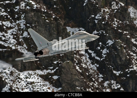 L'Eurofighter Typhoon de la Royal Air Force avion sur un vol d'entraînement à basse altitude sur les collines du Pays de Galles, tourné dans les collines. Banque D'Images