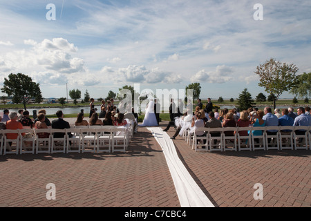 Cérémonie de mariage américaine avec couple un marié et une mariée dans la nature naturelle à Toledo Ohio USA US Lifestle style United States Hi-RES Banque D'Images