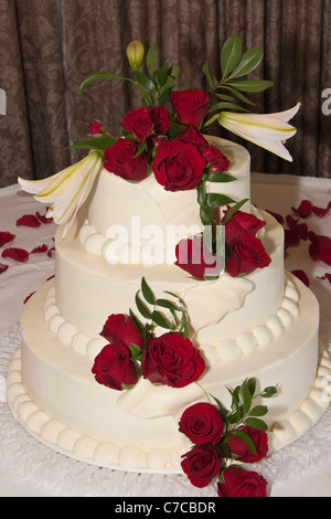 Tier mariage gâteau blanc décoré avec des roses rouges vertical personne aucun aux États-Unis US flou fond flou vetical hi-RES Banque D'Images