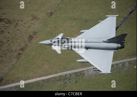 L'Eurofighter Typhoon de la Royal Air Force avion sur un vol d'entraînement à basse altitude sur les collines du Pays de Galles, tourné dans les collines. Banque D'Images