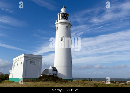 Hurst blanc point phare sur Hurst Spit avec approches occidentales de Solent dans Hampshire visible au-delà Banque D'Images