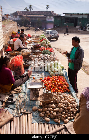 L'Inde, Nagaland, Mon, matin, frais du marché des légumes cultivés pour la vente sur les étals de bord de route Banque D'Images