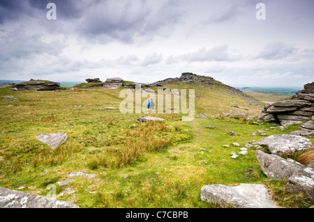 Randonneurs sur le chemin vers le sommet de Tor sur Bodmin Moor en Cornouailles, Angleterre, RU Banque D'Images