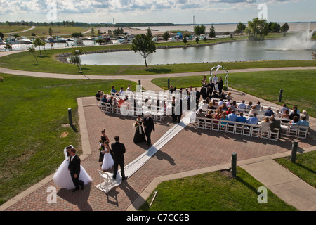 Cérémonie de mariage américaine avec couple un marié et une mariée en arrière-plan naturel à Toledo USA US Lifestle style image photo vue de dessus haute résolution Banque D'Images