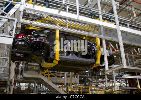 Une voiture sur la ligne d'assemblage à l'usine Vauxhall Motors, Ellesmere Port, Cheshir Banque D'Images