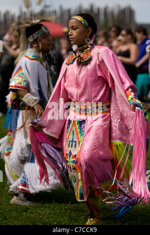 London, Canada - le 17 septembre 2011 : A First Nations Canadian portant des vêtements traditionnels participe à un Pow-wow dance durin Banque D'Images