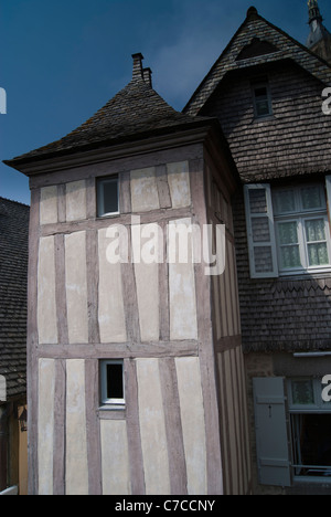 La jonction de bâtiments étroits avec toits d'ardoises et bardeaux de bois dans la ville de Mont Saint Michel. Banque D'Images