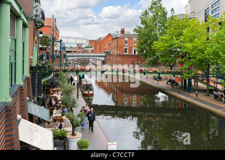 Narrowboats en face de restaurants sur le canal à Brindley Place, Birmingham, West Midlands, England, UK Banque D'Images