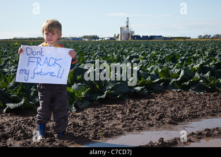 Jeune garçon avec ' ne pas signer mon avenir fracturation au Camp des Fracturation Mars & Campement de protestation contre la fracturation hydraulique et l'eau de la production de gaz de schiste-Becconsall, banques, à Southport, l'Europe, l'UNION EUROPÉENNE Banque D'Images