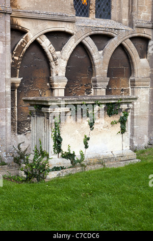 Haut de table tombe dans le parc de l'abbaye de Malmesbury Banque D'Images