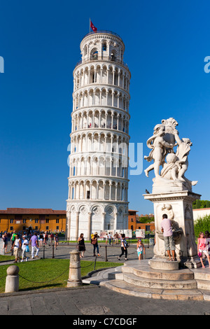 La Tour Penchée de Pise (Torre Pendente di Pisa) et Fontana dei Putti, Pise, Toscane, Italie, Europe Banque D'Images