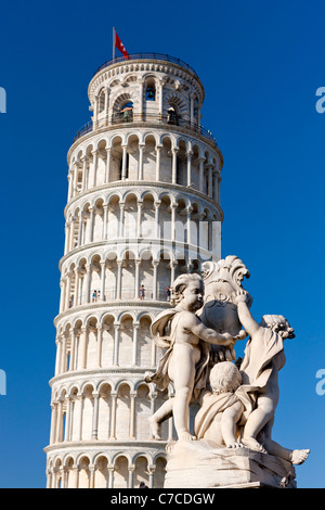 La Tour Penchée de Pise (Torre Pendente di Pisa) et Fontana dei Putti, Pise, Toscane, Italie, Europe Banque D'Images