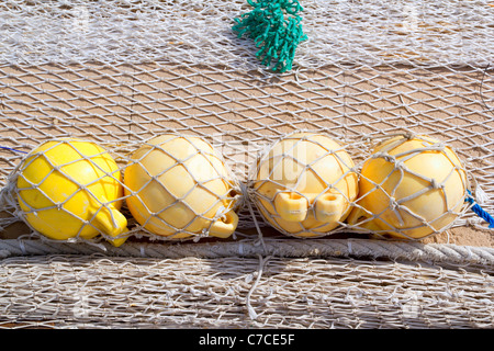 Détail net articles de pêche jaune avec quatre bouées Banque D'Images