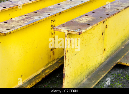 Grand industriel poutres poutres d'acier jaune Close up Banque D'Images