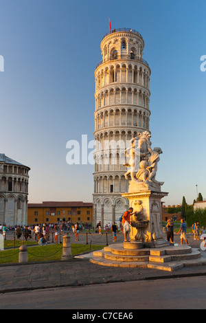 La Tour Penchée de Pise (Torre Pendente di Pisa) et Fontana dei Putti, Pise, Toscane, Italie, Europe Banque D'Images