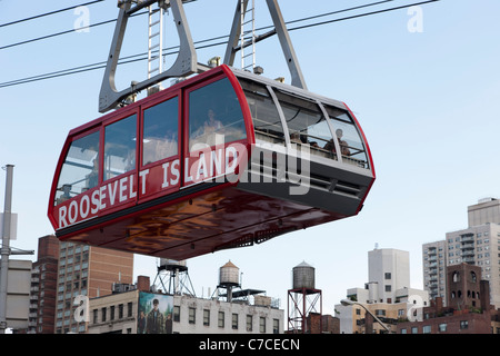 Le Roosevelt Island Tram s'approche de la gare de Manhattan à New York City. Banque D'Images