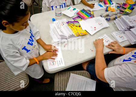 Un jeune bénévole hispanique à Santa Ana, CA, prépare les courriers pour encourager le personnel militaire sur 10e anniversaire du 11 septembre. Banque D'Images