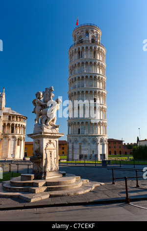 La Tour Penchée de Pise (Torre Pendente di Pisa) et Fontana dei Putti, Pise, Toscane, Italie, Europe Banque D'Images