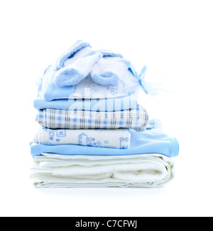 Pile de vêtements pour bébé bleu bébé douche isolé sur fond blanc Banque D'Images