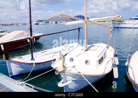 Alcudia Majorque port avec llaut bateaux dans marina sur l'île de Majorque Espagne Baléares Banque D'Images