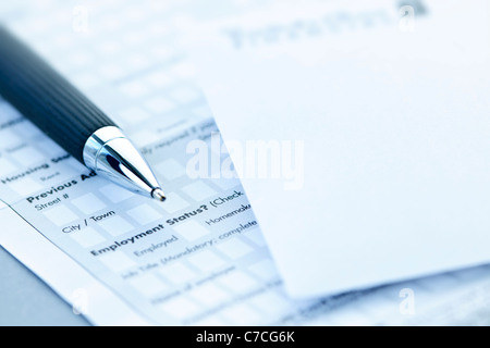 Formulaire de demande de crédit en blanc avec des enveloppes et un stylo close up Banque D'Images