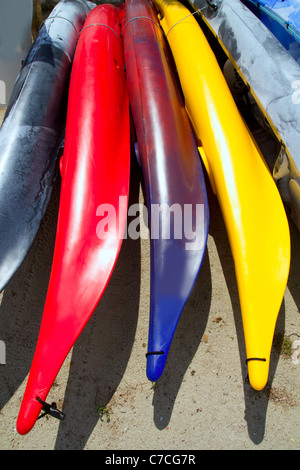 Beach kayak lignes colorées allongé sur du sable dans l'île méditerranéenne ensoleillée Banque D'Images