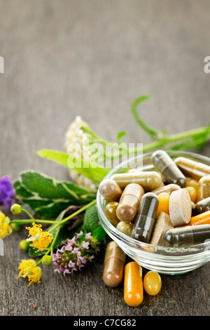 Les herbes pour la médecine alternative et des suppléments à base de comprimés Banque D'Images