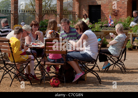 La famille, les amis l'heure du déjeuner pique-nique. Centre des Visiteurs de l'extérieur. L'été. Le Norfolk. L'Angleterre. Banque D'Images