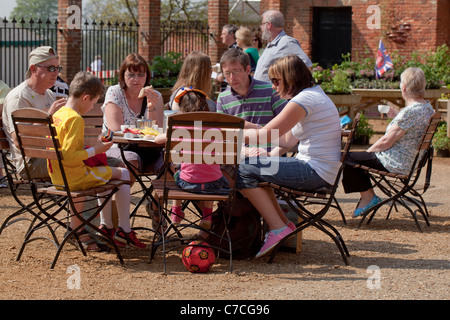 La famille, les amis l'heure du déjeuner pique-nique. Centre des Visiteurs de l'extérieur. L'été. Le Norfolk. L'Angleterre. Banque D'Images