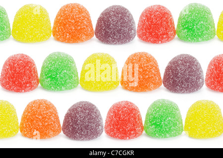 Bonbons mous multicolores jelly organisé sur fond blanc Banque D'Images