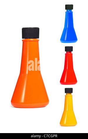 Conteneurs en plastique multicolore en forme d'entonnoir sur fond blanc Banque D'Images