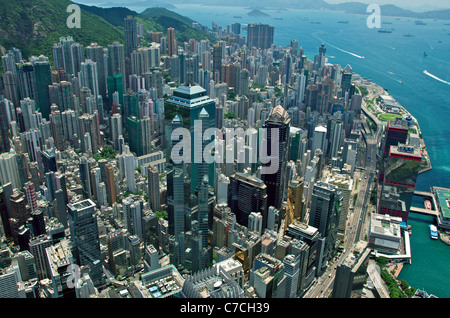 Vue depuis le toit de l'IFC 2, à l'Ouest en direction de la station de métro Sheung Wan et Kennedy Town, avec l'île de Lantau, au loin. Banque D'Images