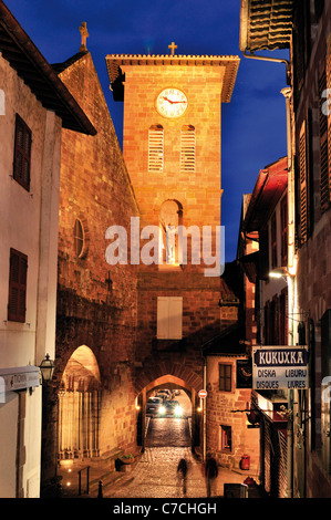 France, Saint James Way : lumineux nocturne Rue de la Citadelle et Eglise Notre Dames à St Jean-Pied-de-Port Banque D'Images