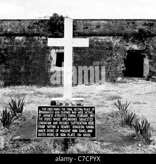 Années 1950, Philippines, fort Santiago, Manille, mémorial de guerre de la Seconde Guerre mondiale, une croix blanche avec une plaque d'inscription marquant le dernier lieu de repos de ceux qui sont morts. Banque D'Images