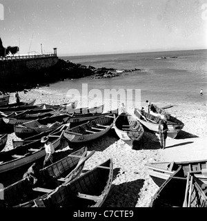 Le Chili. Une photo historique à partir de 1950 des bateaux de pêche amarrés sur une plage dans une station village au Chili. Banque D'Images