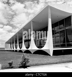 Photo historique du Brésil, 1960. Vue extérieure d'un bâtiment "moderne", un design accrocheur, Rio de Janeiro. Banque D'Images