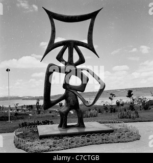 Une sculpture abstraite se trouve face à la mer à Rio de Janeiro, dans ce tableau historique du Brésil pris des années 1960 par J. Allan l'argent comptant. Banque D'Images