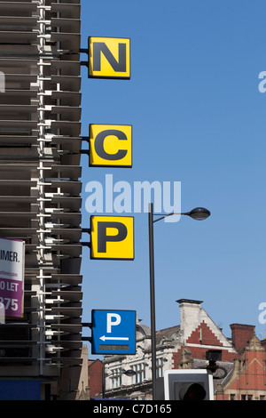 Un parking NCP sur le côté d'un parking à étages, en Angleterre. Banque D'Images