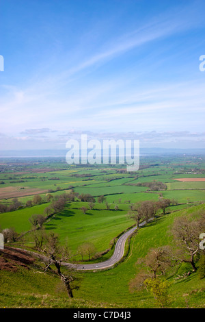 Vue panoramique vers la rivière Severn sur une mosaïque de champs avec une route sinueuse à l'avant-plan, Coaley vue pic, Gloucestershire, Royaume-Uni Banque D'Images