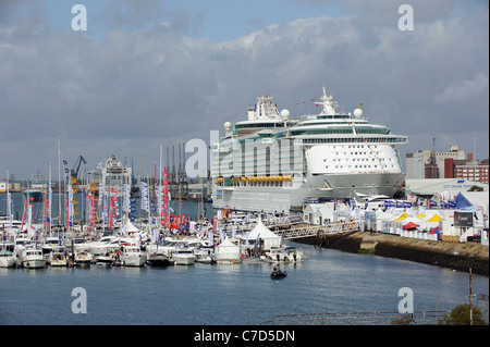 Southampton Boat Show 2011 pontons flottants forment une marina offrant 2kms de l'amarrage pour bateaux exposants Banque D'Images